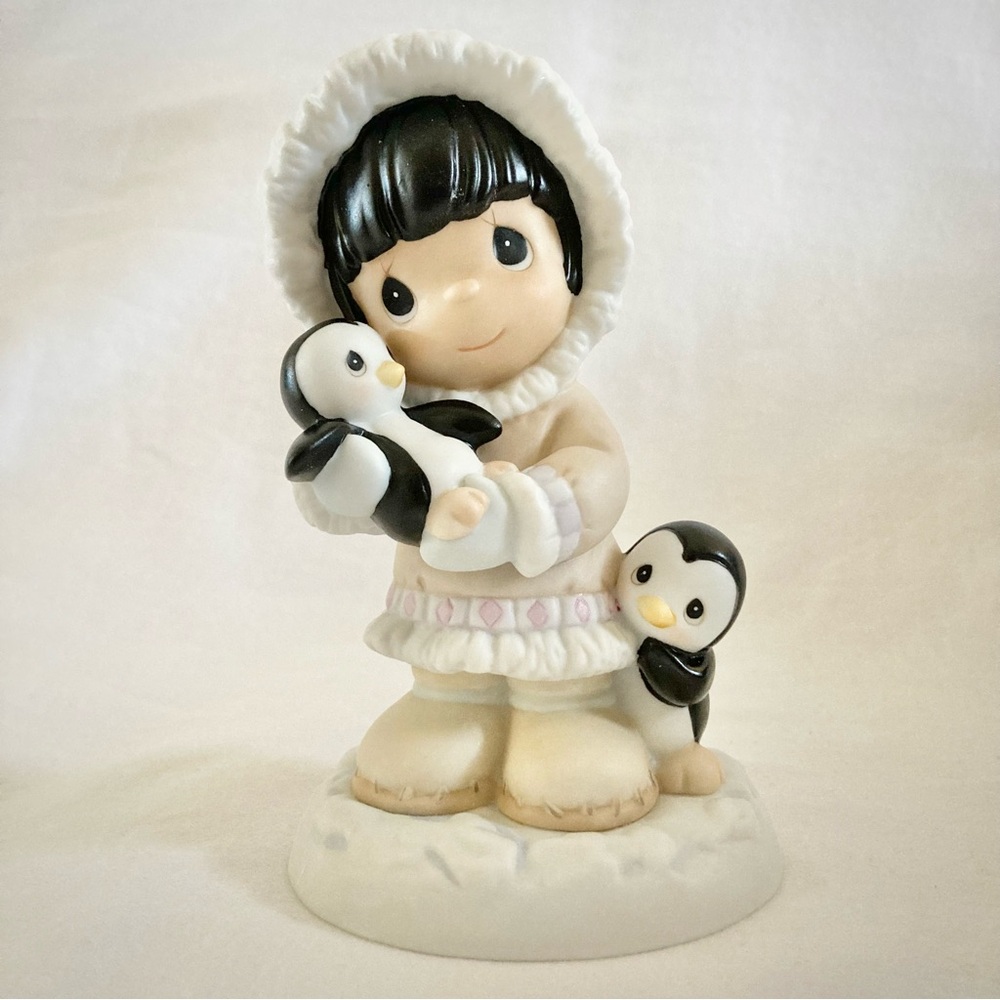 2002 Exclusive Members Only Precious Moments Fun Club Figurine ft. Cute Penguins